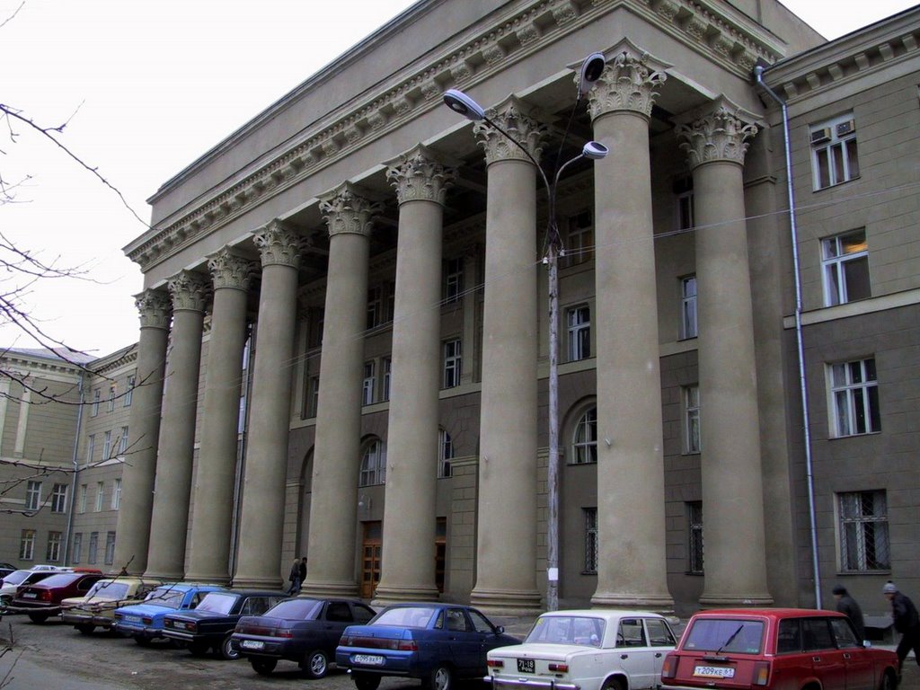 Фасад корпуса "Г" Таганрогского Радиотехнического Университета (ТРТУ), ныне ЮФУ