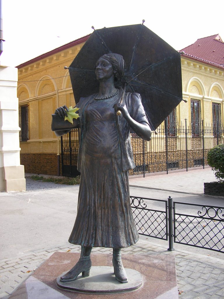 памятник Ф.Раневской на родине в Таганроге