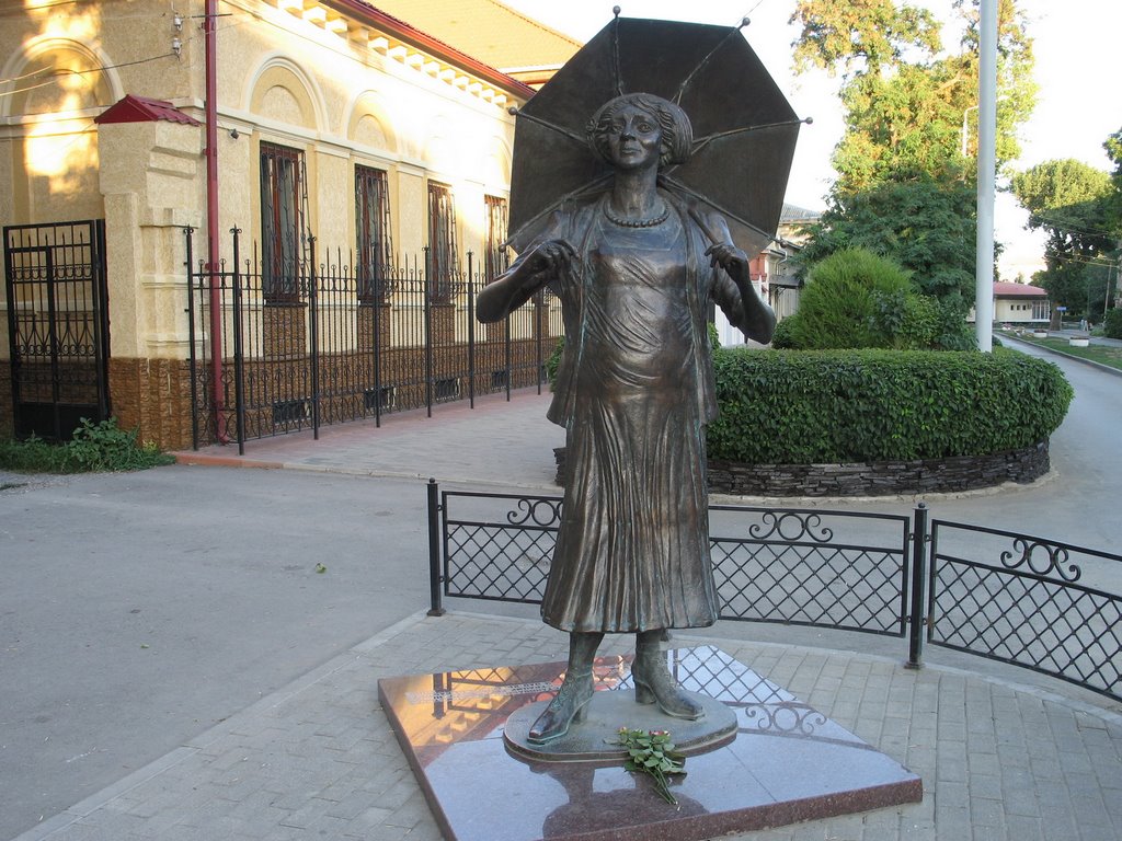 памятник Фаине Раневской на родине в Таганроге