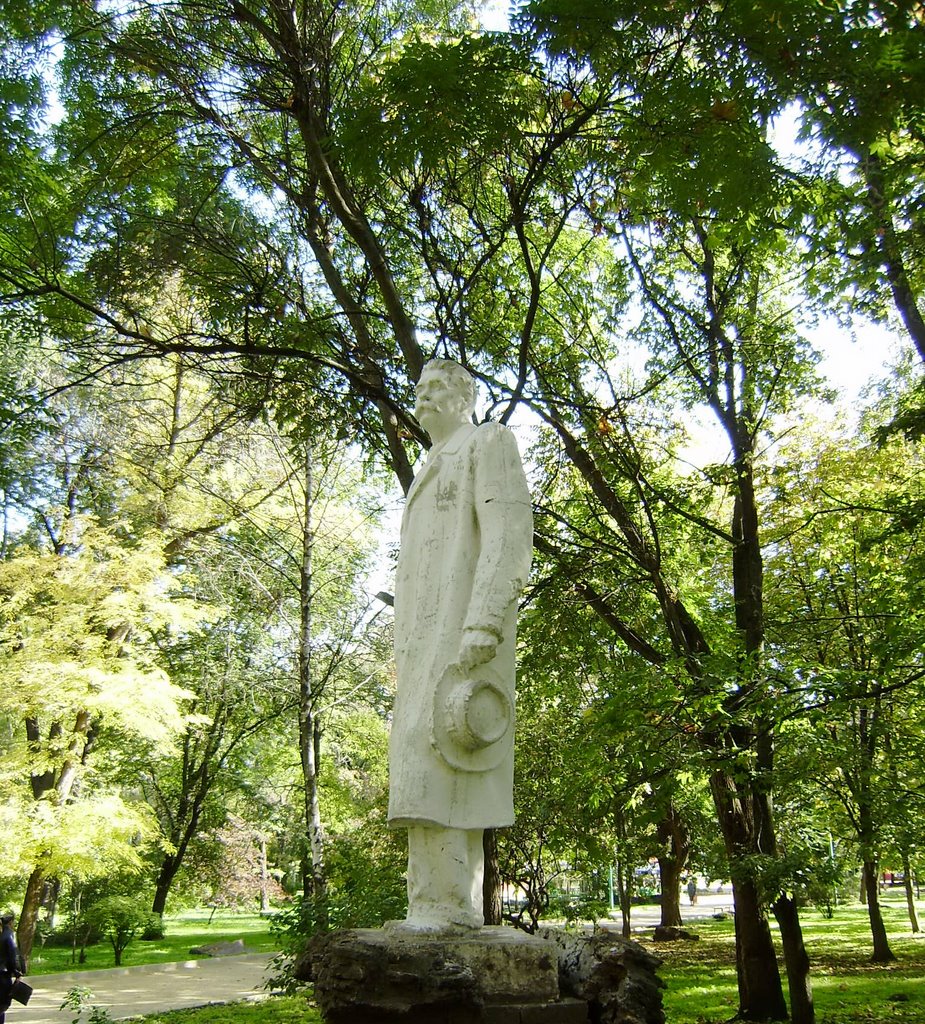 Sculpture in autumn park / Скульптура в осеннем парке