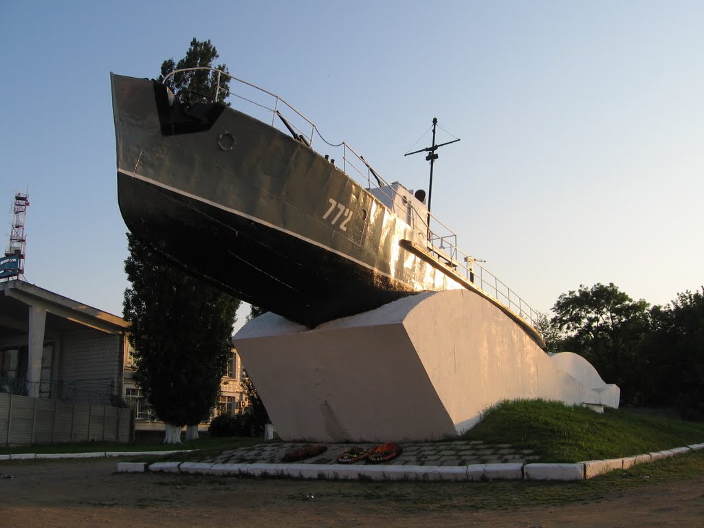 772. Катер-памятник морякам Азовской флотилии.