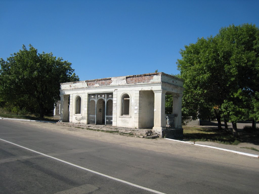 Остановка напротив церкви. Bus stop in front of the church.