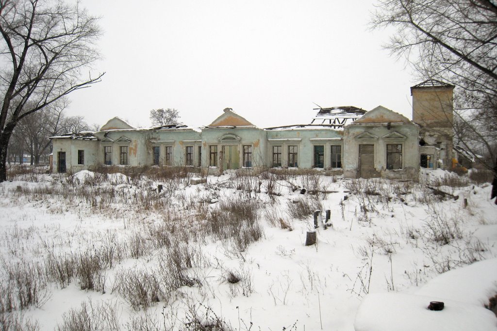 Много лет назад это был красивый дом. Many years ago it was nice house.