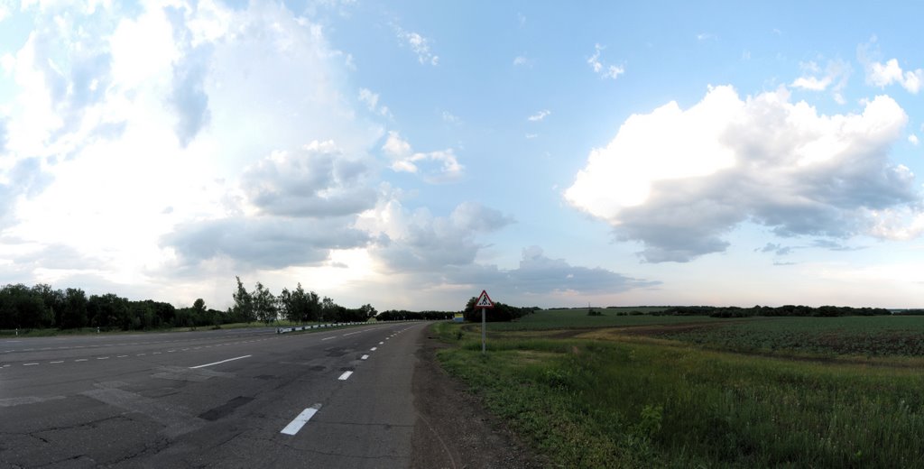 Тучи над дорогой. Clouds over the road.