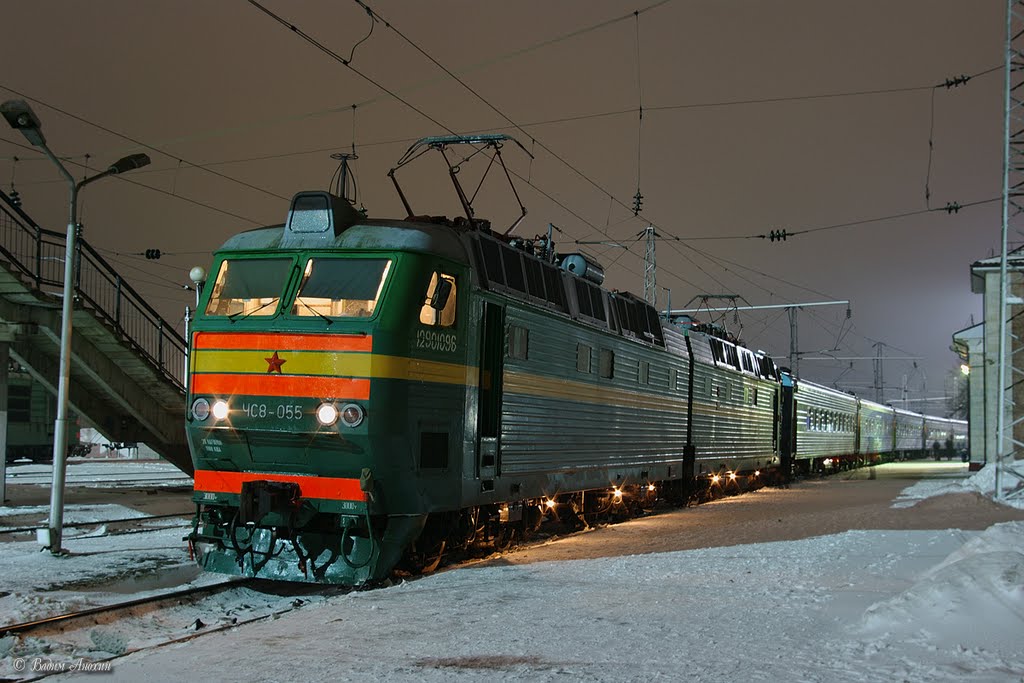 Electric locomotive ChS8-055 with passenger train (Электровоз ЧС8-055 с поездом)