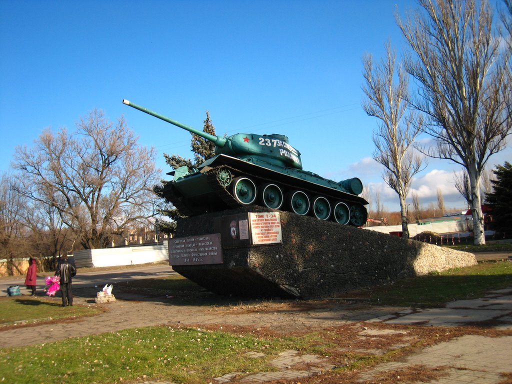 T-34 танк на выезде из города. T-34 tank on the city way out.