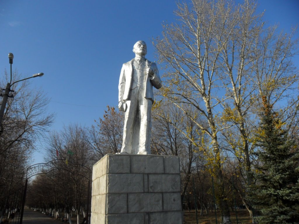 Chertkovo: Lennin statue at the entrance to Gorki park