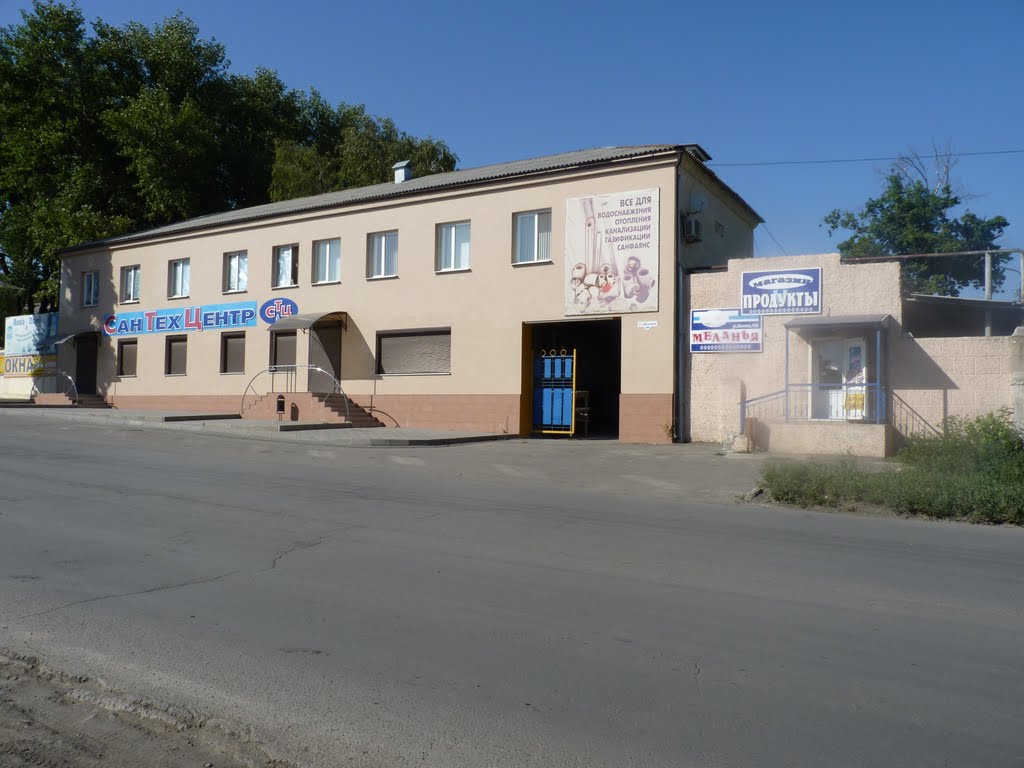 Магазины СанТехЦентр и МЕЛАНЬЯ.