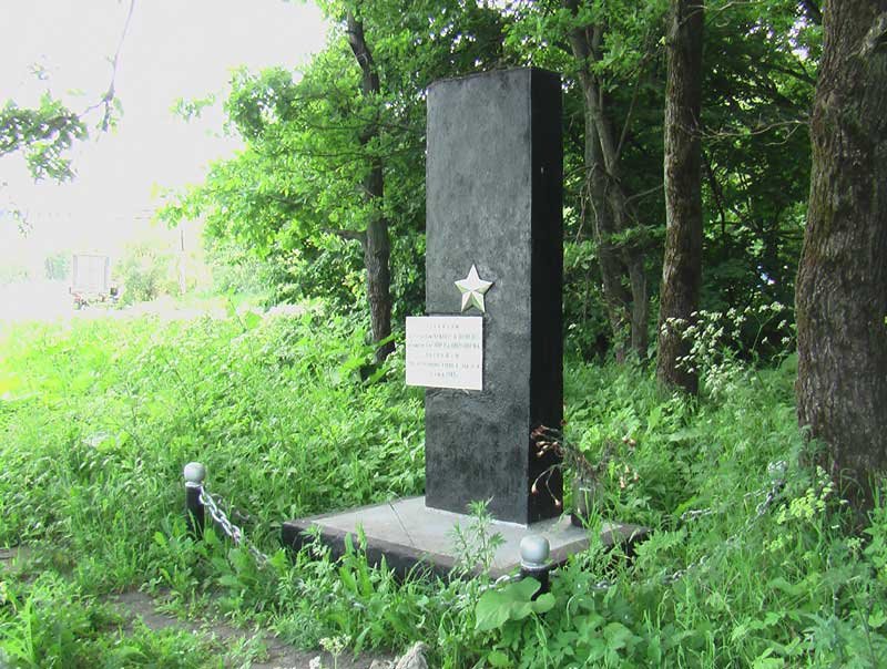 Летчикам  лейтенантам Чукину В Прихно  сержантам Карину М.А. Никулину М.А.  погибшим при выполнении боевого задания 11 июля 1942 г.