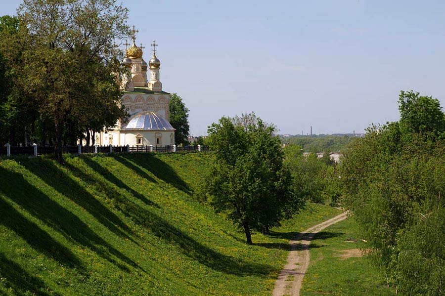 Вид на церковь Спаса-на-Яру / View of the church of Spas-na-Yary (Saviour-on-Steep bank) (19/05/2007)