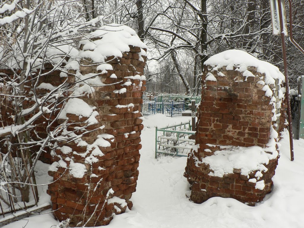 ограда старого кладбища...