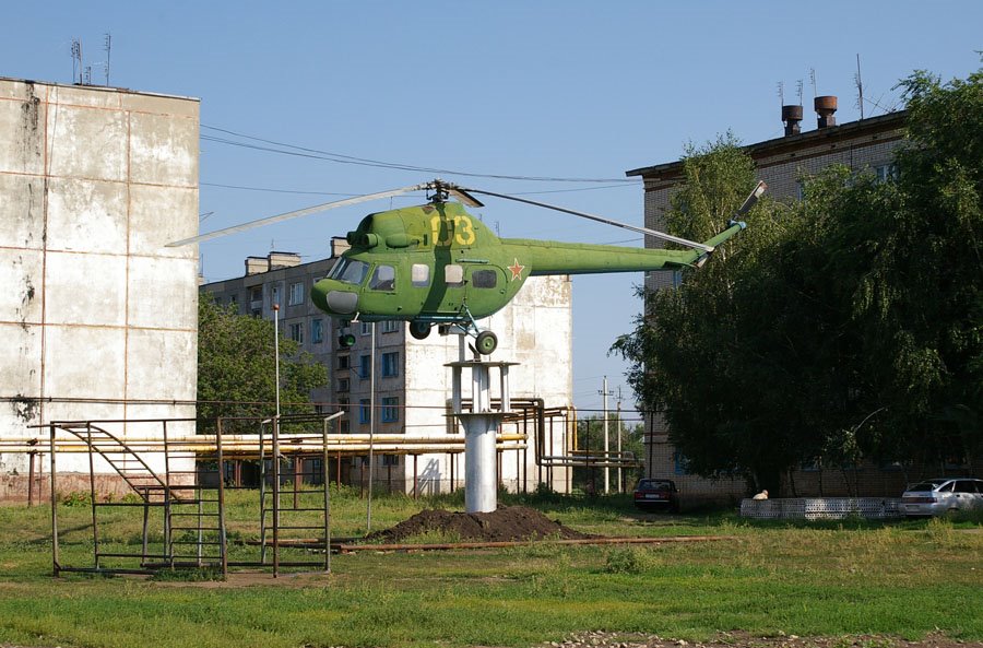 Памятник в бывшем военном городке бывшего полка Сызранского ВВАУЛ (Высшее военной авиационное училище летчиков) / Monument in the former cantonment of the former regiment of Syzran High military pilot school (07/07/2007)
