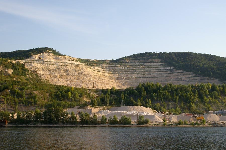 Вид на карьер "Богатырь" и Жигулёвский известковый завод "Богатырь" / View of the quarry "Bogatyr" and Zhigulyovskiy limy factory "Bogatyr" (03/08/2007)
