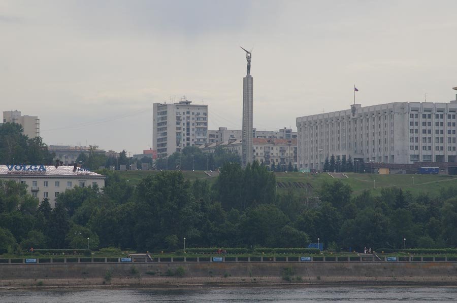 Вид на Монумент Славы, областную администрацию / View of the monument to the Glory and the building of the regional government (05/08/2007)