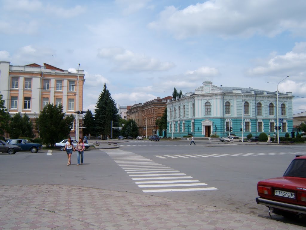 справа-Музей Донского казачества,слева-театр им.Комиссаржевской