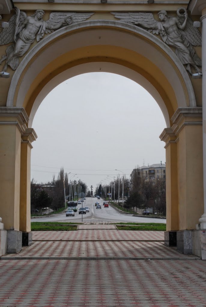 Вид на Троицкую площадь, Поклонный крест, северная триумфальная арка
