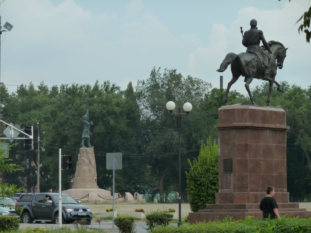 Платов на коне и Ермак на площади
