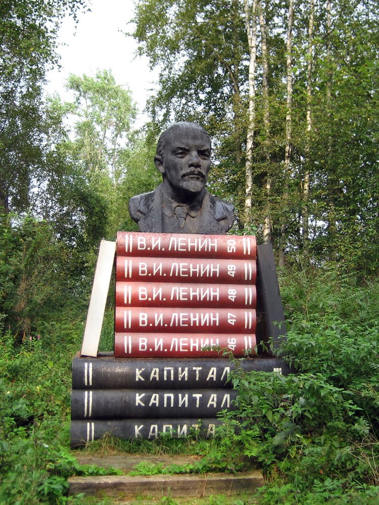 Lenin with books