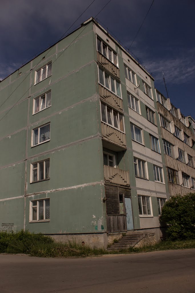 Дом с деревянным углом / House with wooden edge