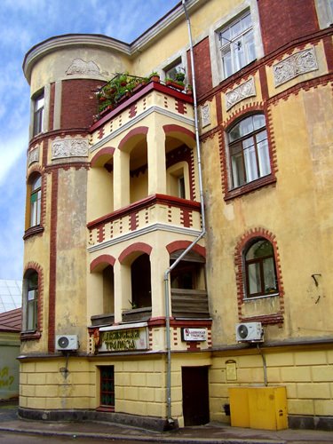 House on Youzhny Val street