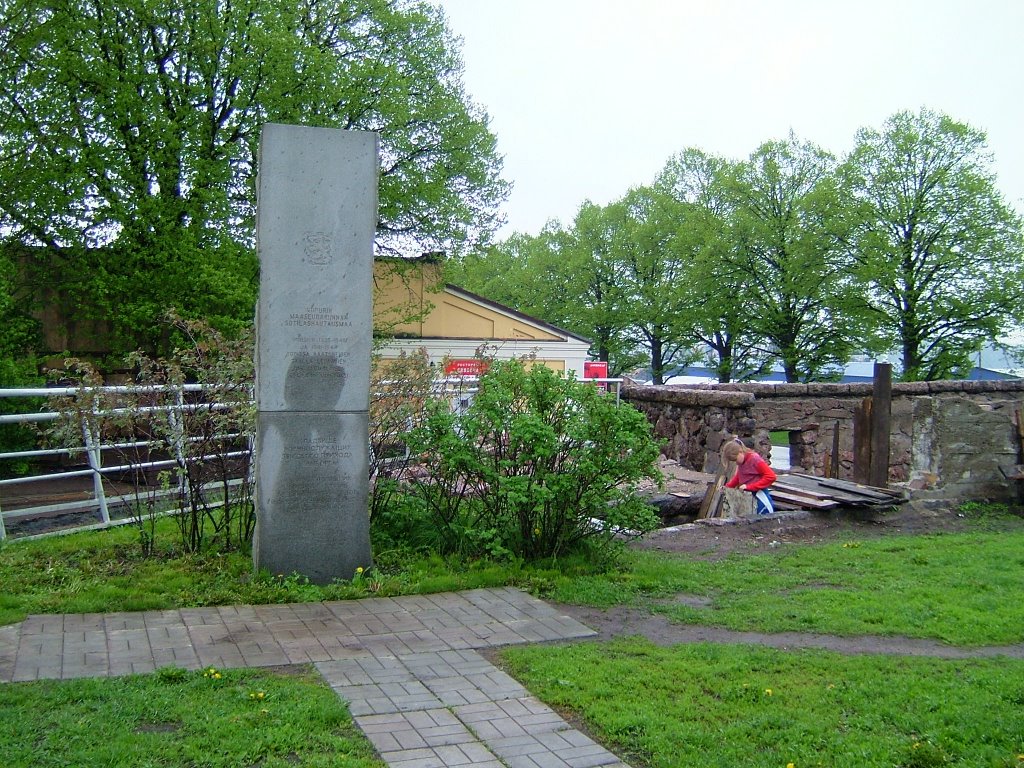 Maaseurakunnan kirkon sankarihauta