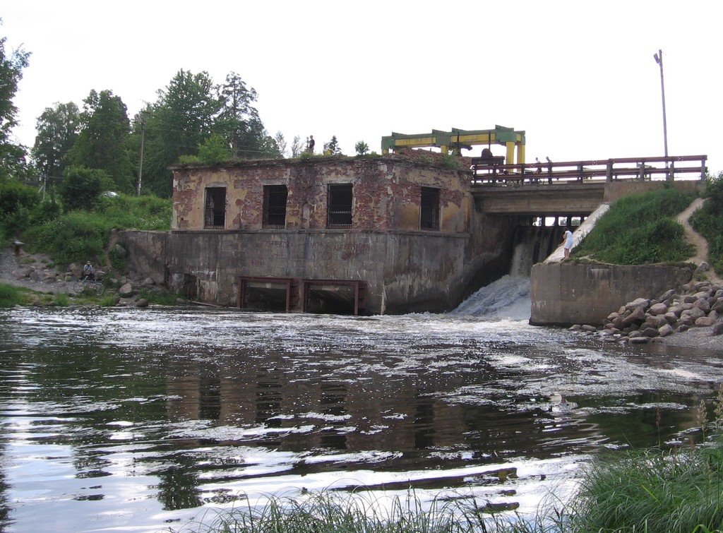 Плотина ГЭС на реке Оредеж