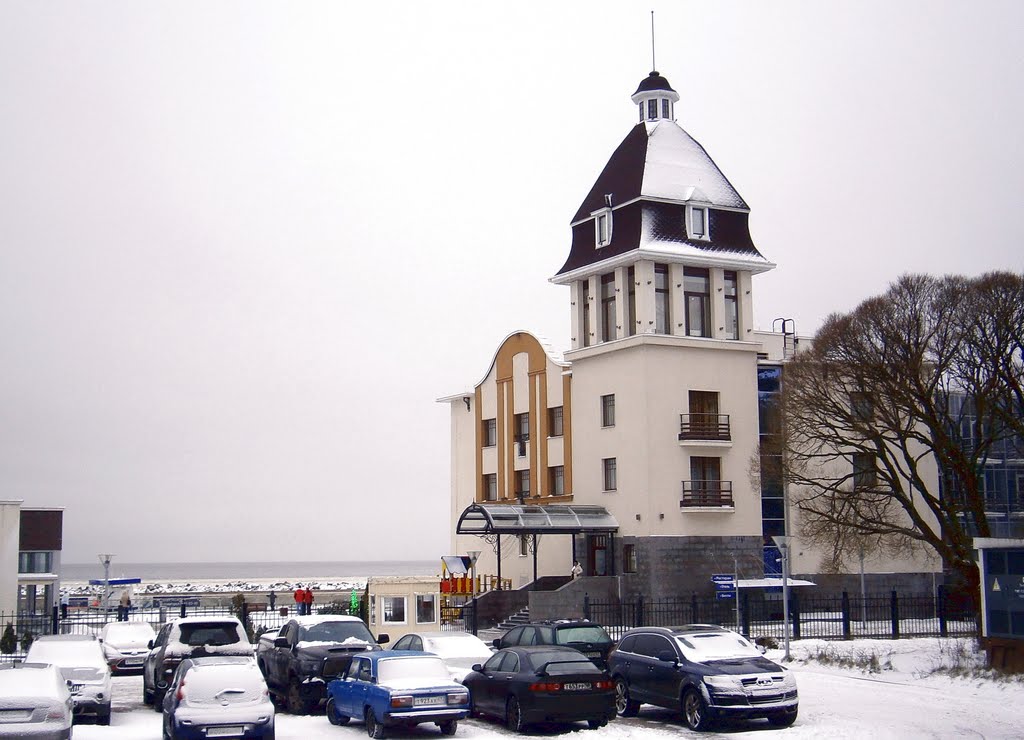 ЗЕЛЕНОГОРСК. У отеля. / Zelenogorsk. The hotel.