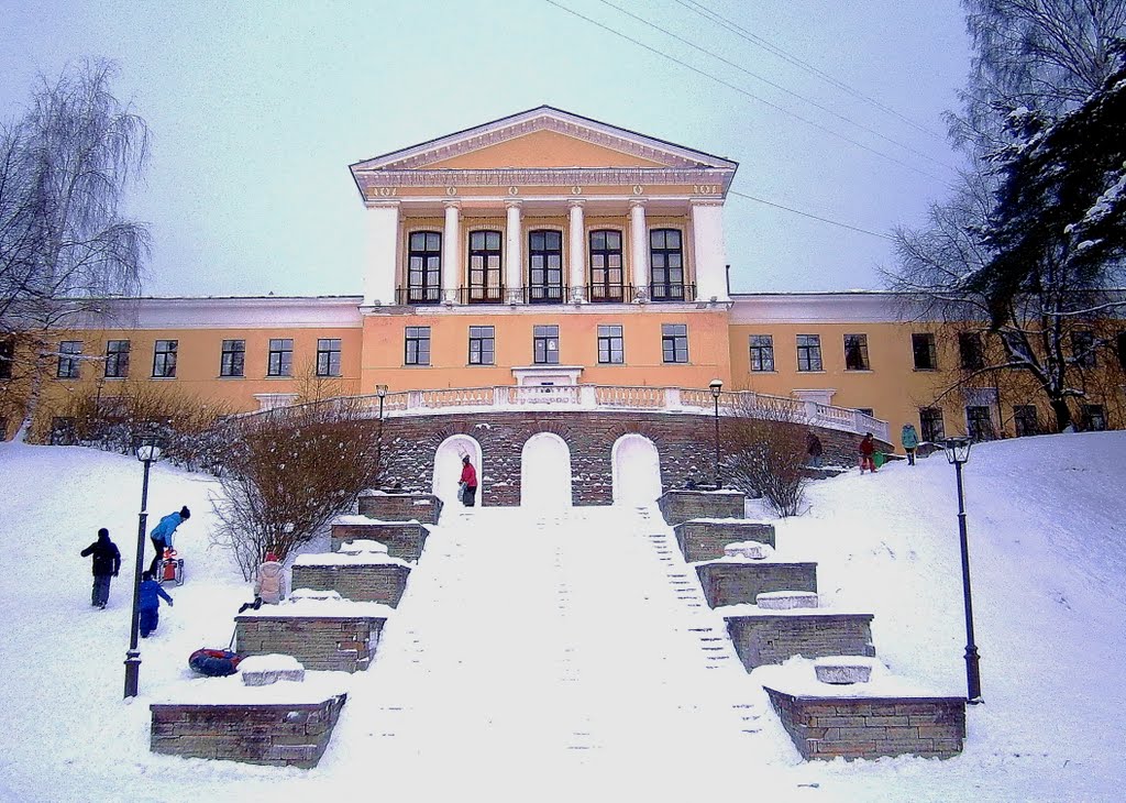 ЗЕЛЕНОГОРСК. У школы. / Zelenogorsk. In the school.