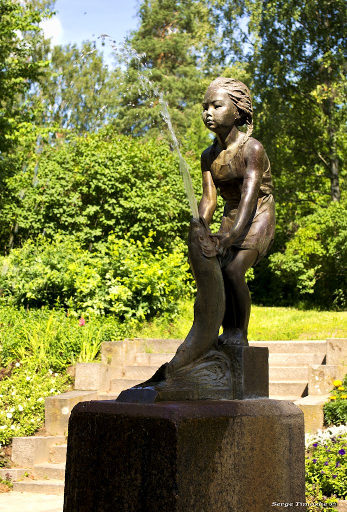 ЗЕЛЕНОГОРСК. Девочка с рыбой. / Zelenogorsk. Little girl with the fish.