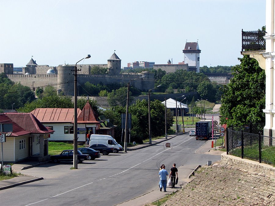 Ivangorod fortress and the Narva castle.