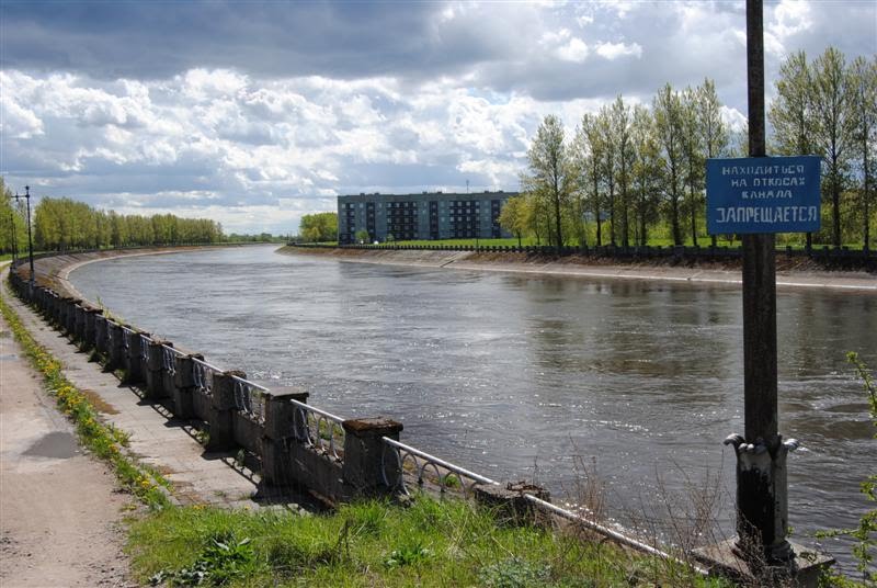 a canal on russian side that runs towards the HES (hydro electric station)