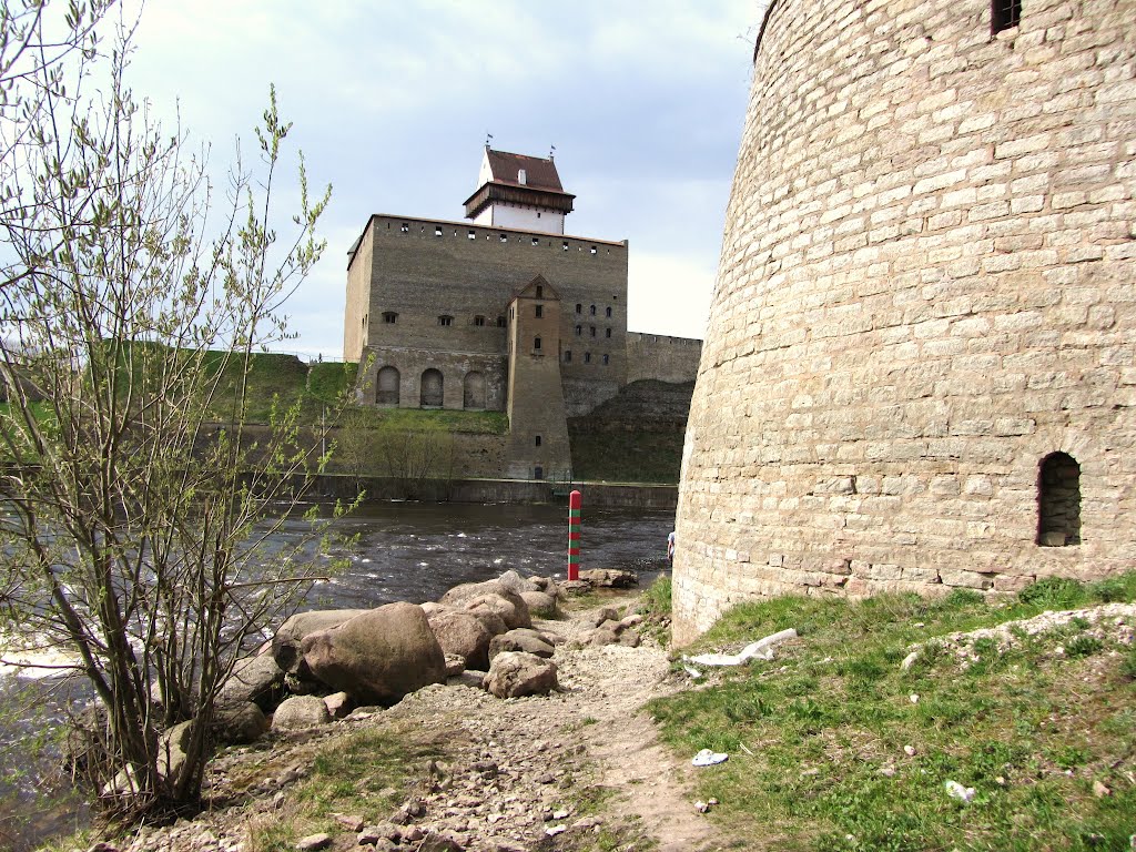 Ивангород. Российский пограничный столб на фоне Нарвской крепости/ Ivangorod. Russian border post in the front of Narvas fortress/ Ivangorod. Il palo di frontiera della Russia sullo sfondo della fortezza a Narva