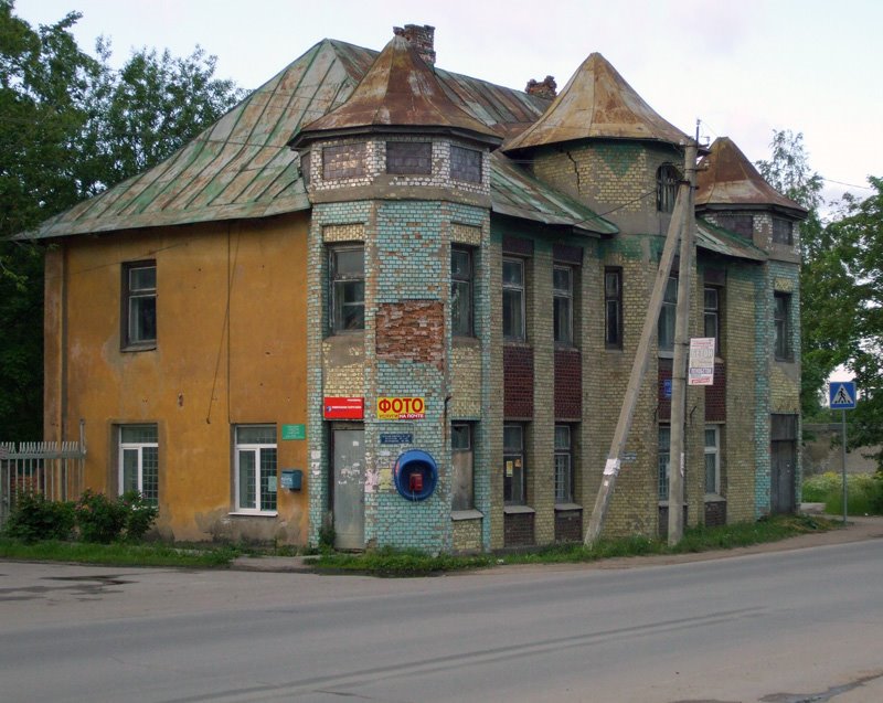 Кикерино - странное модерновое здание (unusual modern-style building)