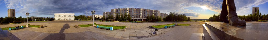 Лихо меряли шаги две огромные ноги, или тени прошлого. SHURENS.