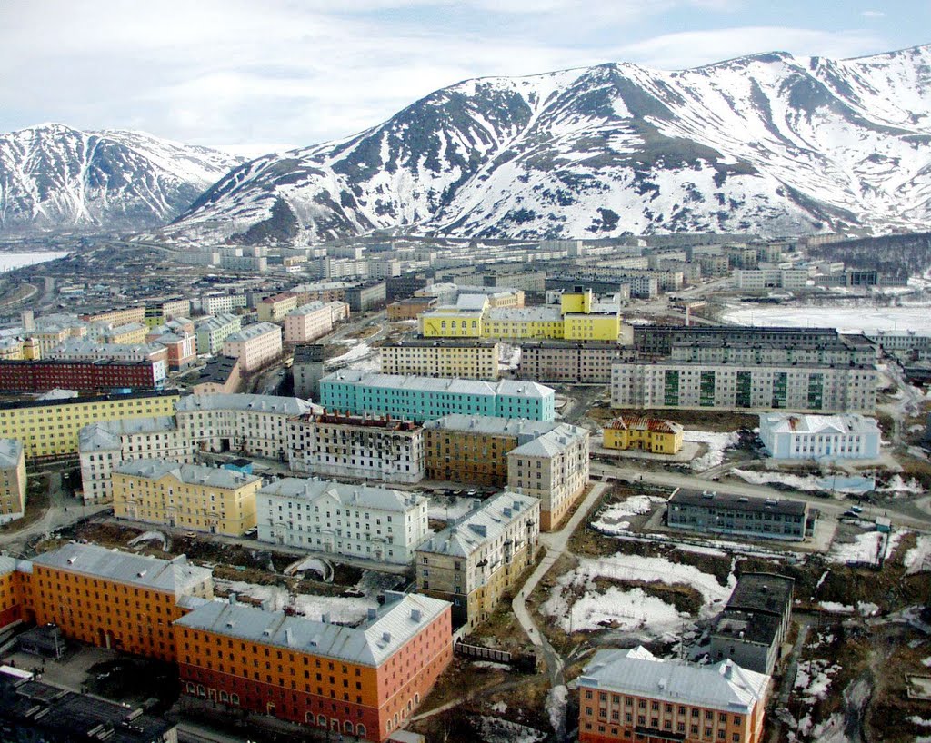 Раскинулся город