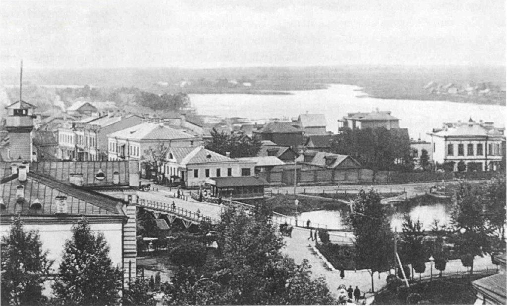 Вид с колокольни на р. Ижору. В центре за мостом - Никольская улица.
