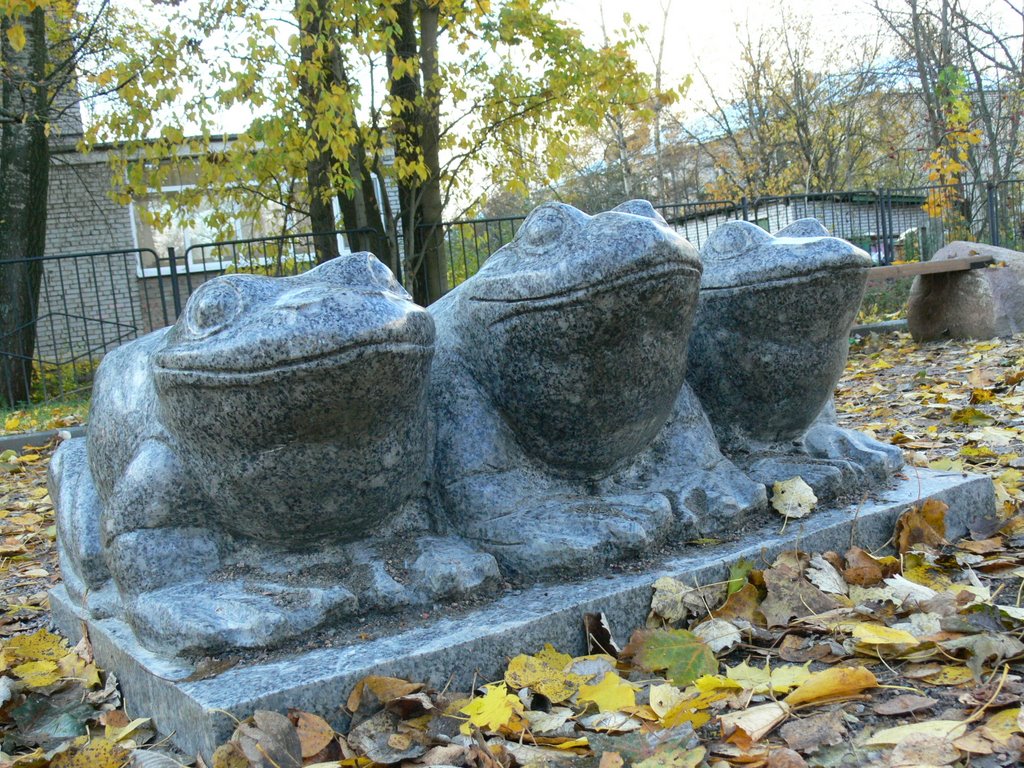 Лягушастая троица в скверике 300-летия Ораниенбаума