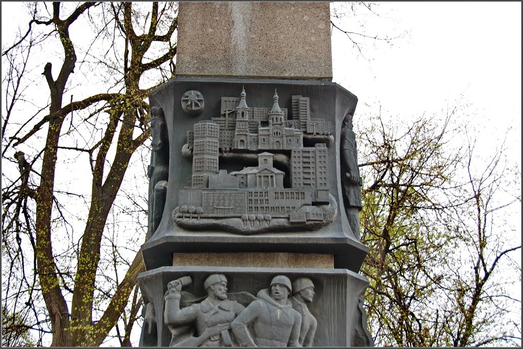 Луга. На стеле в честь 200-летия города