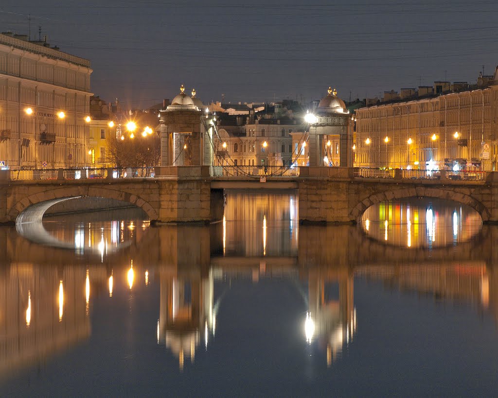 Река Фонтанка. Вид на мост Ломоносова. Fontanka river. View of the bridge named after Lomonosov.