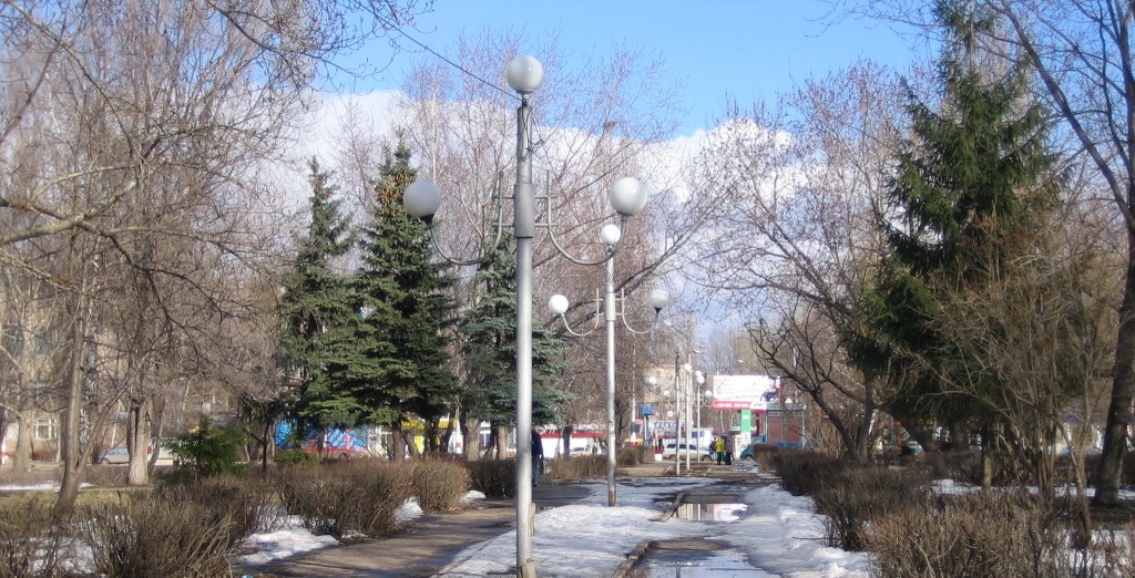 Аллея у городского дворца культуры. Вид на ул.Набережная Леонова