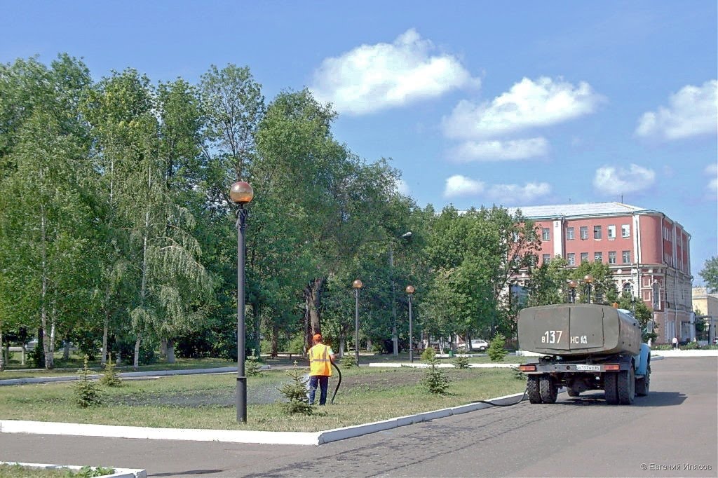 Уход за газонами в парке.