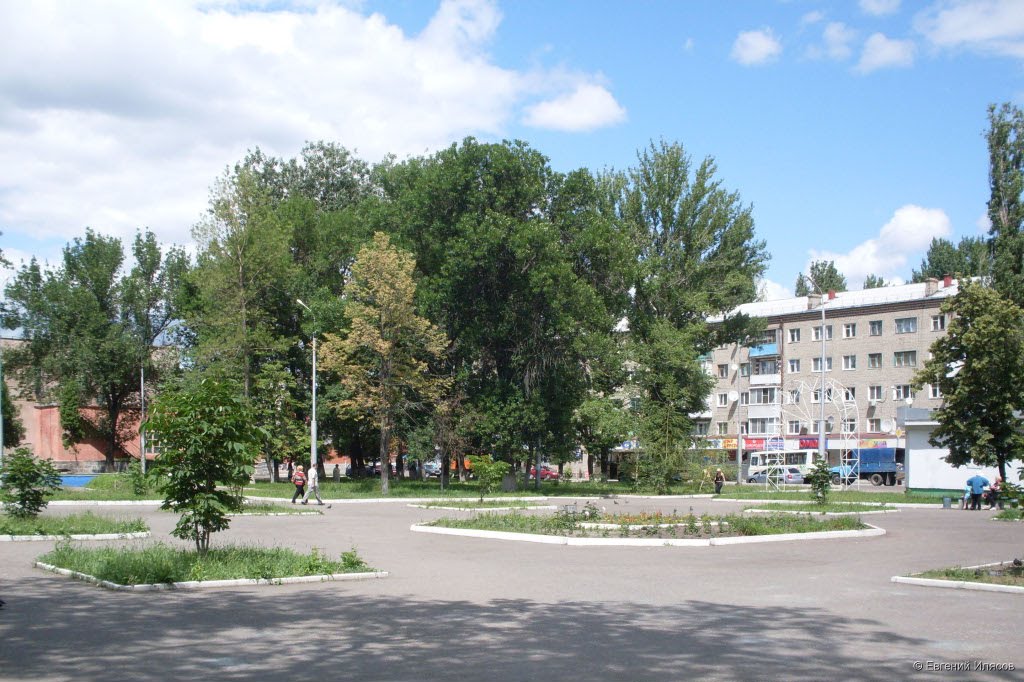 Привокзальный парк. Знойное лето