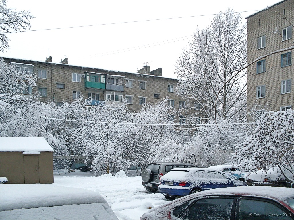 Во дворах после снегопада