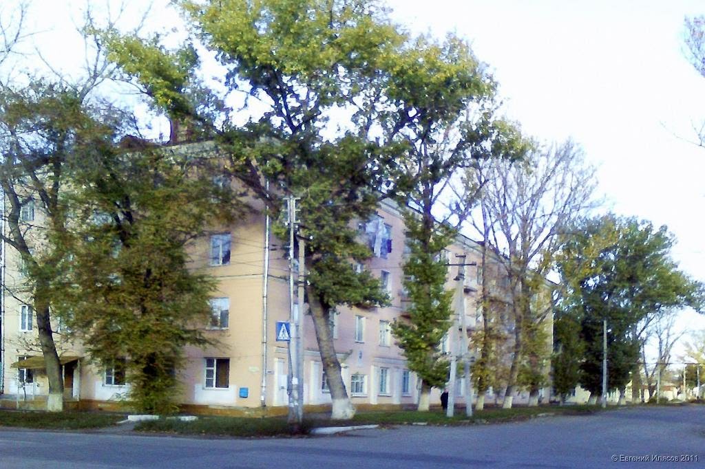 Четырёхэтажка на перекрёстке Луначарского и Володарского