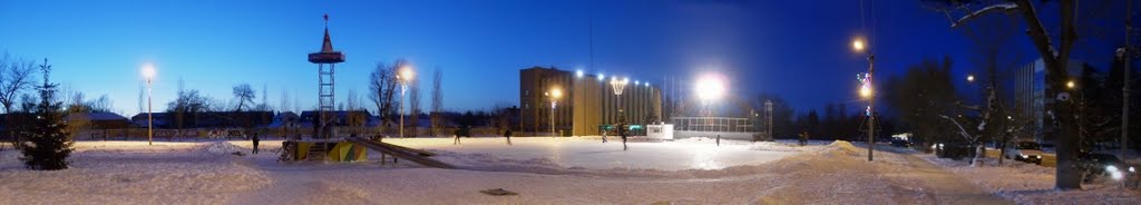 Горка и каток на центральной площади