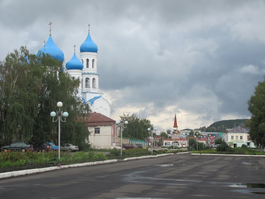 Площадь с видом на церковь