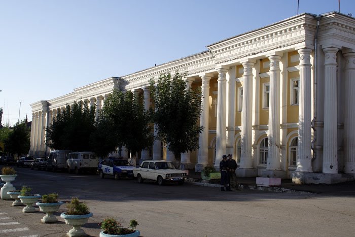 Гостиница "Цемент". В прошлом Гостиный двор. Центральная площадь. Вольск