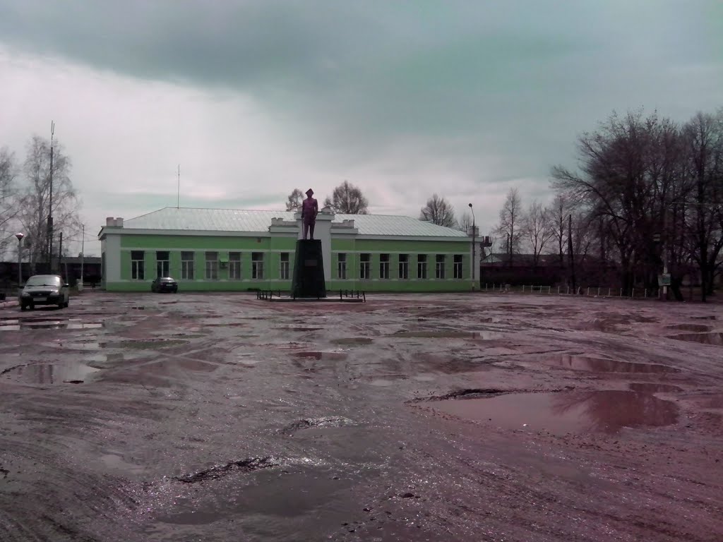 Петровск. Разбитый асфальт у памятника Петру первому