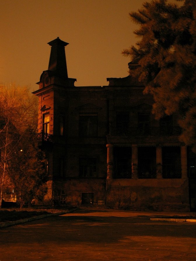 Mysterious building to see it is frightful in midday owing to destructions. (The Teachers Club before).