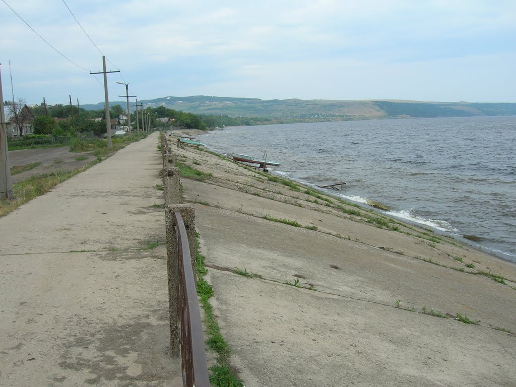 Дамба вдоль Хвалынска